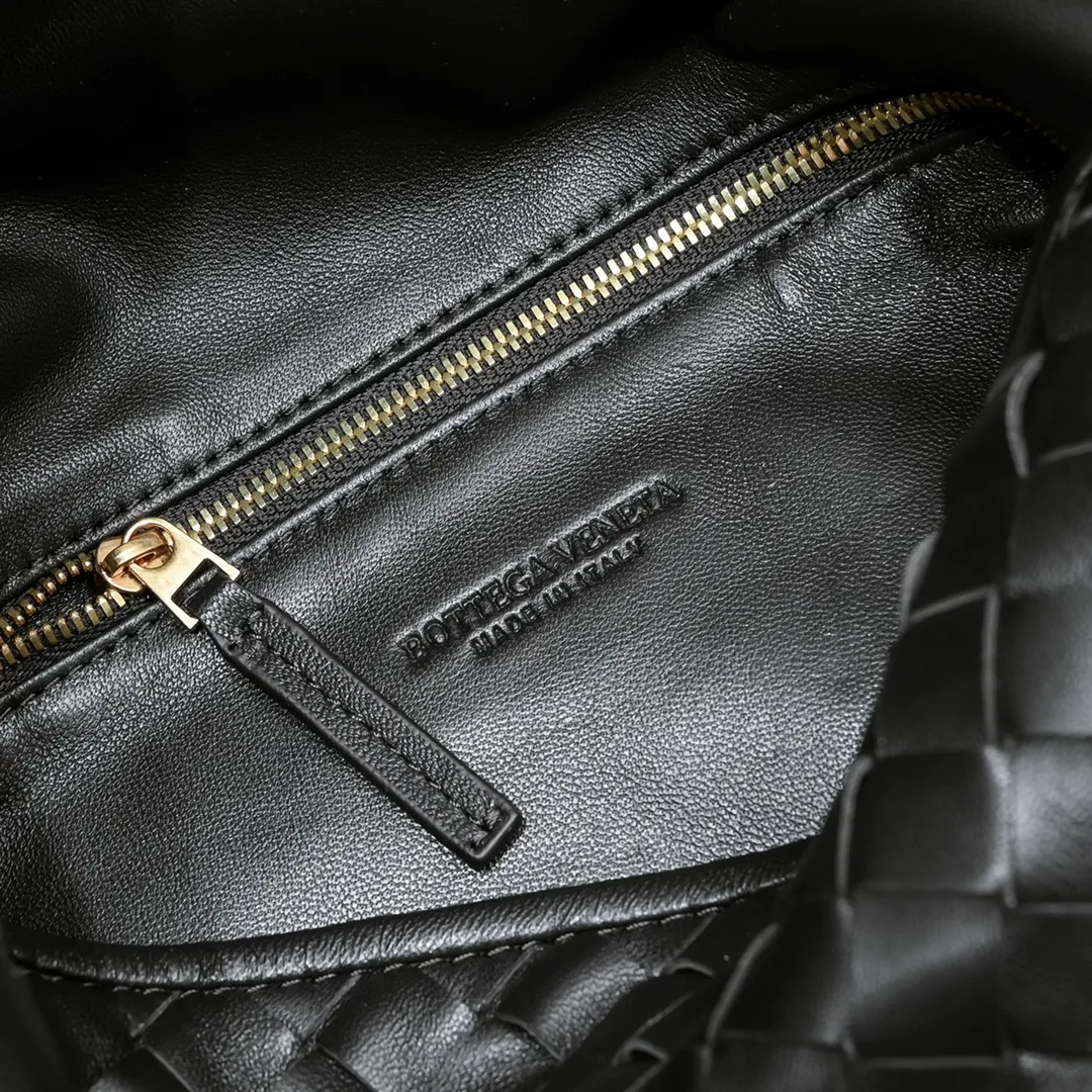 Batch 2160 #Bv New large HOP bag, the bag body and handles are made of a whole piece of woven leather. The bag body is soft and lazy. Hop symbolizes the praise of innovation and eternal craftsmanship [love]. The pyramid silhouette combines practicality and fashion. Modern and casual, the bag mouth is double-sided closed design, more convenient and safe! The cowhide texture also makes the bag more wear-resistant and durable. A must-have for fashionable ladies who like minimalism yet comfortable and casual! Size: 54x24x13, Model: 3970#